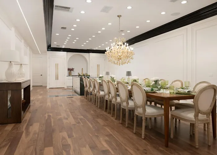 Stunning Gold Coast 12bd 6ba & Rooftop Patio