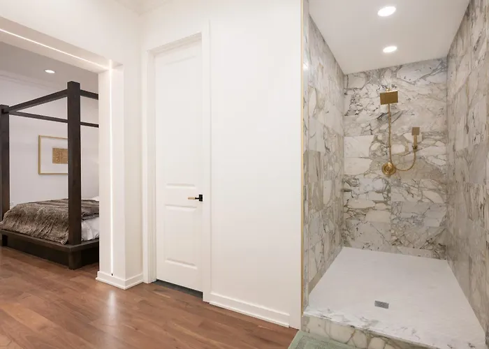 Stunning Gold Coast 12bd 6ba & Rooftop Patio *