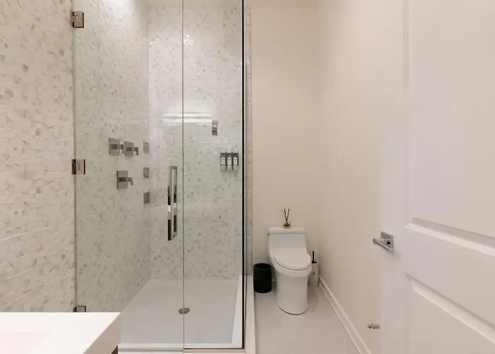 Stunning Gold Coast 12bd 6ba & Rooftop Patio *