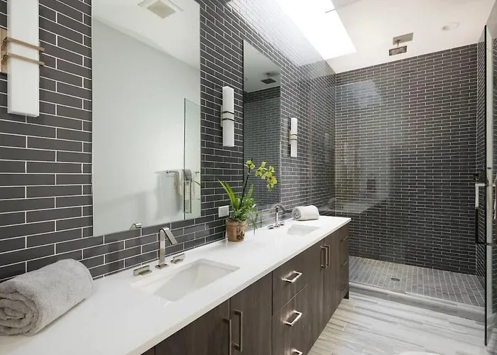 Stunning Gold Coast 12bd 6ba & Rooftop Patio