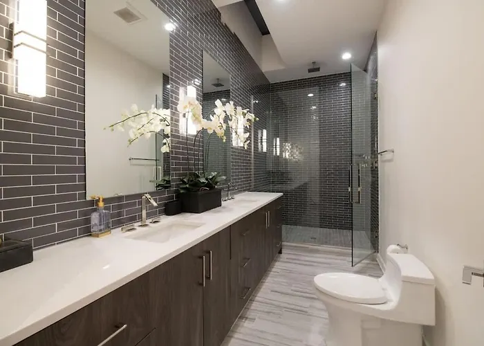 Stunning Gold Coast 12bd 6ba & Rooftop Patio